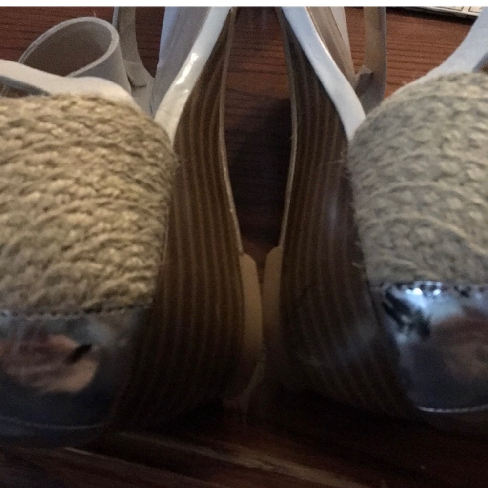 9 1/2 ENZO ANGIOLINI SILVER, WHITE, & JUTE SANDAL - Picture 10 of 11